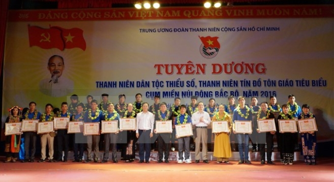 Tuyên dương 30 thanh niên dân tộc, tín đồ tôn giáo tiêu biểu cụm miền núi Đông Bắc Bộ. (Ảnh: TTXVN)