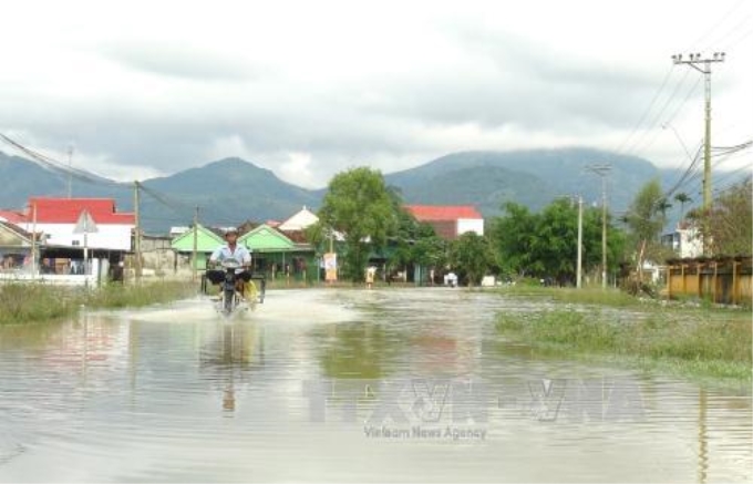 Nhiều tuyến đường ở Khánh Hòa bị ngập. Ảnh: Nguyên Lý/TTXVN.