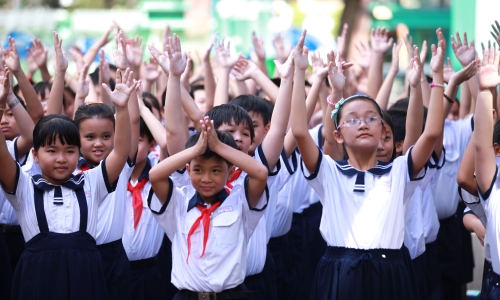 Trao học bổng cho học sinh, sinh viên có hoàn cảnh khó khăn