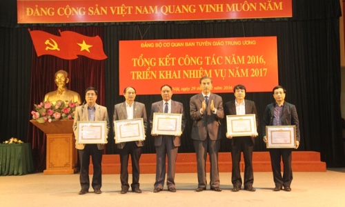 Nêu cao tính tiền phong gương mẫu của người đảng viên