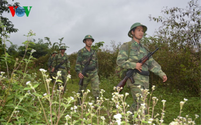 Cán bộ, chiến sỹ Đồn Biên phòng Đăk Pring trên đường tuần tra giữ bình yên cho bà con vui Xuân, đón Tết Bính Thân