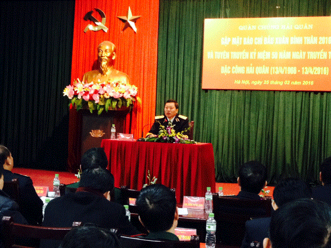 Chuẩn đô đốc Đặng Minh Hải, Uỷ viên Thường vụ Đảng ủy, Phó chính ủy Quân chủng Hải quân phát biểu tại buổi gặp mặt. (Ảnh: DP)