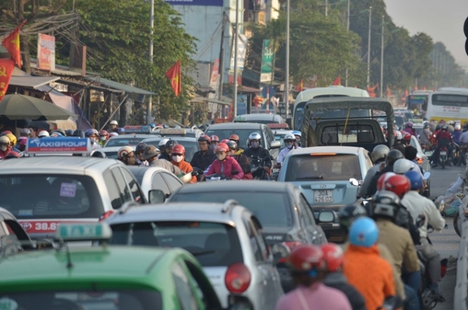 Lượng phương tiện giao thông đổ về Hà Nội quá lớn gây ùn tắc trên tuyến quốc lộ 1 (đoạn qua địa phận huyện Thường Tín, Hà Nội). Ảnh: NGỌC MAI