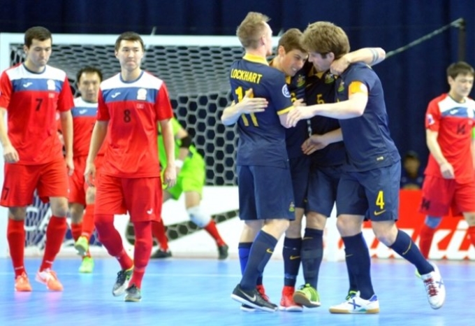 Australia đã vượt qua Kyrgyzstan (áo đỏ) để giành vé cuối cùng dự World Cup Futsal. (Nguồn: AFC)