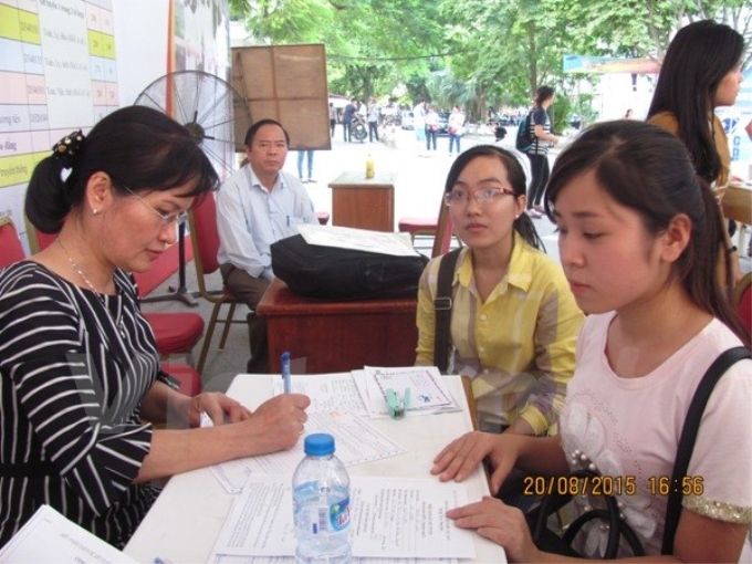 Thí sinh làm thủ tục dự tuyển đại học năm 2015. (Ảnh: Vietnam+)