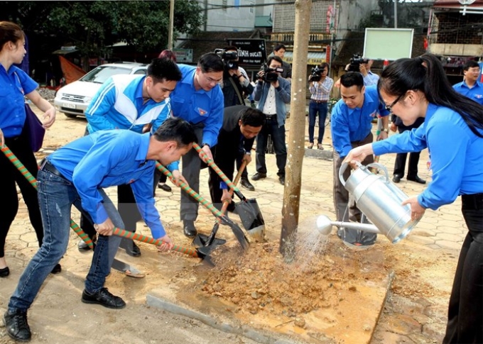 Các đoàn viên, thanh niên tham gia Tết trồng cây. (Ảnh: TTXVN)