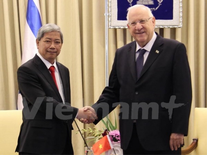 Đại sứ Cao Trần Quốc Hải và Tổng thống Israel Reuven Rivlin tại lễ trình quốc thư. (Ảnh: Vietnam+)