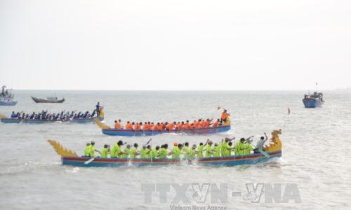 Khai hội đua thuyền rồng mở lạch ra khơi của ngư dân Ninh Thuận