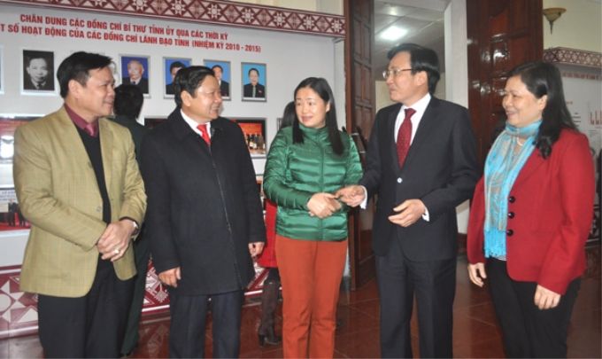 Đồng chí Trần Văn Sơn, Ủy viên TW Đảng, Bí thư Tỉnh ủy trao đổi với đại biểu bên lề hội nghị.