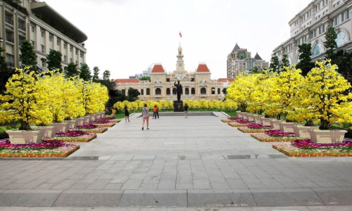 Thành phố Hồ Chí Minh rộn ràng không khí đón Tết