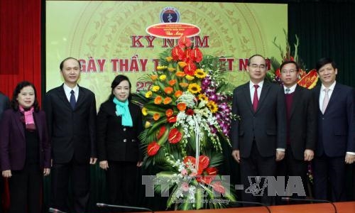 Lãnh đạo Đảng, Nhà nước, Mặt trận Tổ quốc Việt Nam chúc mừng đội ngũ cán bộ, y bác sỹ nhân ngày Thầy thuốc Việt Nam