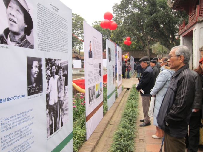 Triển lãm  “Nửa thế kỷ thế hệ các nhà thơ chống Mỹ (1964 - 2014)” diễn ra hồi trung tuần tháng 2 tại Văn Miếu Quốc Tử Giám, trong khuôn khổ các hoạt động của Ngày thơ Việt Nam lần thứ 12. (Ảnh: TTVH)