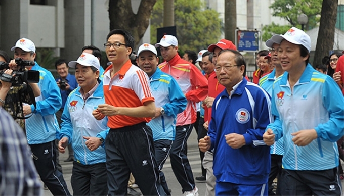 Đồng chí Vũ Đức Đam, Ủy viên Ban Chấp hành T.Ư Đảng, Phó Thủ tướng Chính phủ, cùng các đồng chí lãnh đạo T.Ư, ban, sở, ngành tại Ngày chạy Olympic vì sức khỏe toàn dân 2015