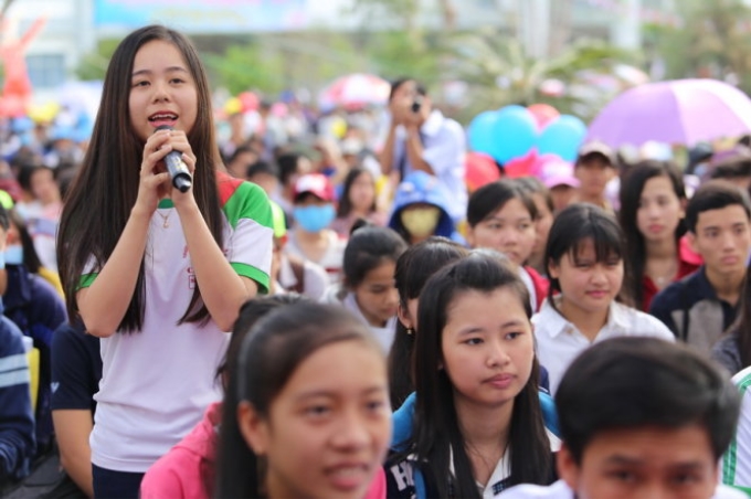 Thí sinh đặt câu hỏi tại ngày hội tư vấn tuyển sinh - hường nghiệp tại Cần Thơ ngày 13-3 - Ảnh: NHƯ HÙNG