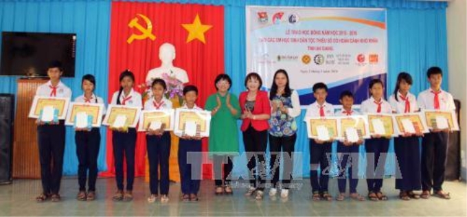 Ban Thường vụ Tỉnh đoàn An Giang cùng đại điện Quỹ trao học bổng cho các em học sinh.Ảnh: Công Mạo - TTXVN