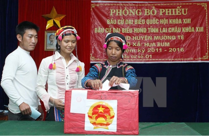 Cử tri đi bầu đại biểu Quốc hội khóa XIII, năm 2011. (Ảnh: Thanh Tùng/TTXVN)