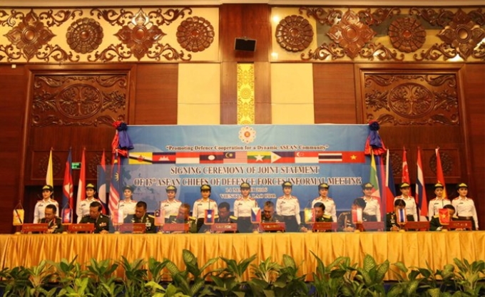 Tư lệnh Lực lượng quốc phòng 10 nước ASEAN ký Tuyên bố chung của Hội nghị. (Ảnh: Phạm Kiên/TTXVN)