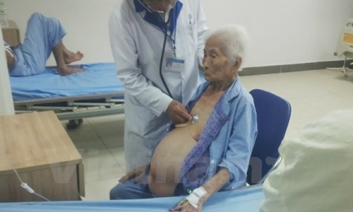 Phẫu thuật lấy khối u nặng 11kg trong bụng bệnh nhân 100 tuổi