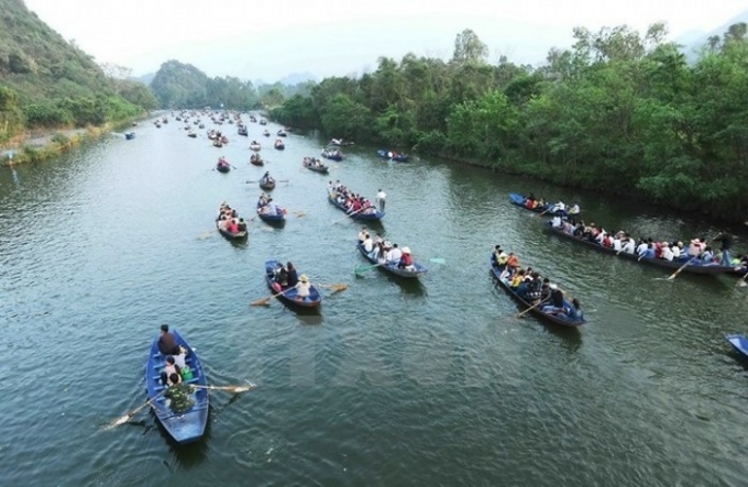 "Lái đò không được thu thêm tiền của du khách", BTC lễ hội Chùa Hương khẳng định. Ảnh: Internet