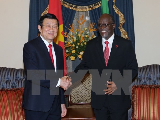 Tổng thống Tanzania John Magufuli đón Chủ tịch nước Trương Tấn Sang. (Ảnh: Nguyễn Khang/TTXVN)