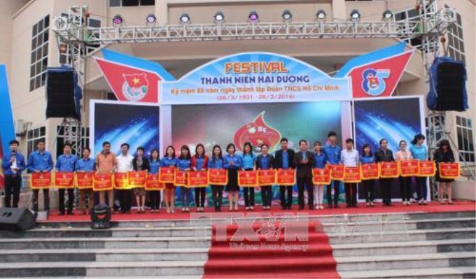 Trao tặng cờ lưu niệm cho các đơn vị tham gia Festival thanh niên Hải Dương.