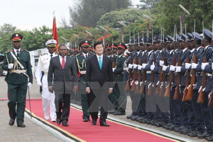 Tổng thống Cộng hoà Mozambique, ngài Filipe Jacinto Nyusi và Chủ tịch nước Trương Tấn Sang duyệt đội Danh dự Quân đội Mozambique. (Ảnh: Nguyễn Khang/ TTXVN)