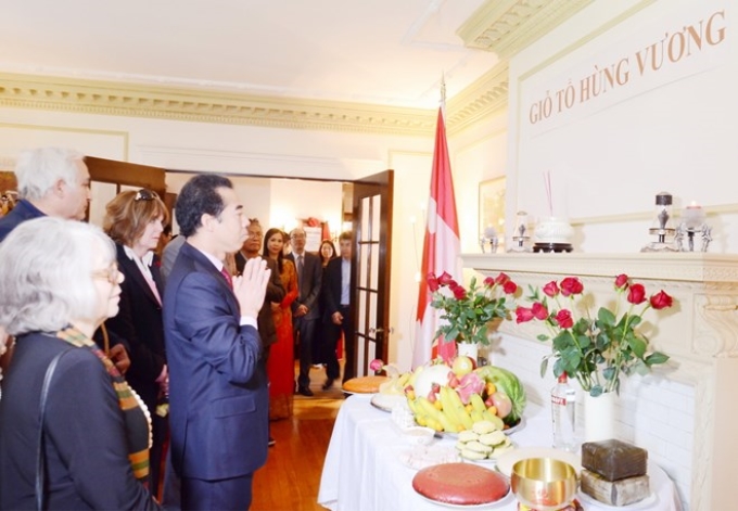 Đại sứ Tô Anh Dũng cùng bà con Việt kiều và bạn bè Canada dâng hương tỏ lòng thành kính hướng về Quốc Tổ, Quốc giổ từ phương xa. (Ảnh: Vietnam+)