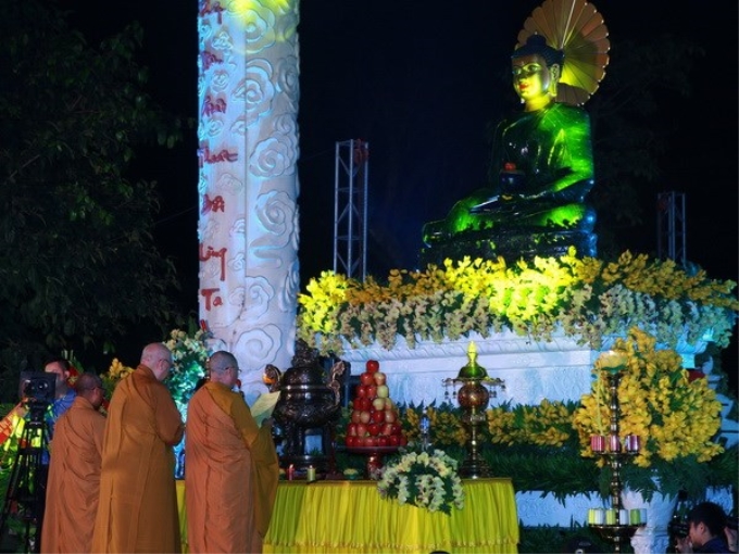 Quang cảnh lễ tụng kinh chiêm bái tượng Phật ngọc hòa bình thế giới tại chùa Hồng Phúc, Hải Phòng. (Ảnh: TTXVN)