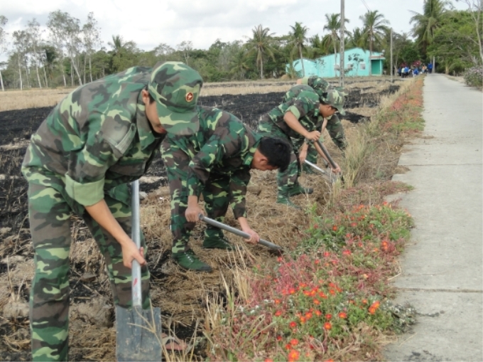 Lực lượng ĐVTN BĐBP Sóc Trăng tham gia đào đường đặt ống dẫn nước tại ấp Bưng Triết, xã Liêu Tú, huyện Trần Đề, tỉnh Sóc Trăng. Ảnh: Phú Hội