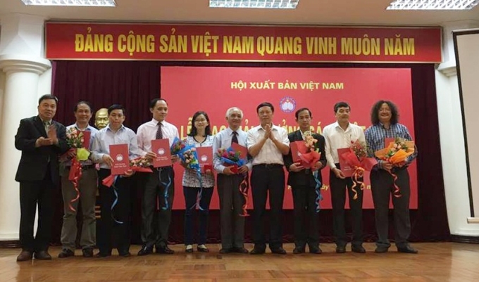 Phó Trưởng ban Tuyên giáo Phạm Văn Linh và Chủ tịch Hội Xuất bản Đỗ Quý Doãn trao giải Vàng sách Hay cho các tác giả đoạt giải (Ảnh: TH)