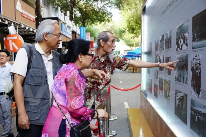 Khách tham quan triển lãm. (Ảnh: Sỹ Dũng/Vietnam+)