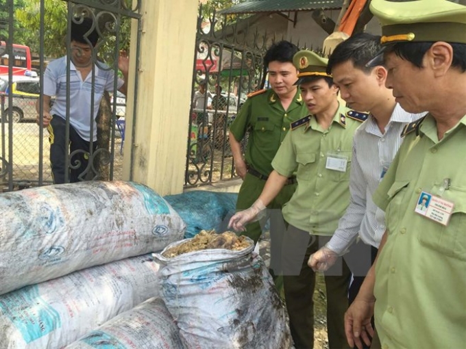 Lực lượng chức năng Thanh Hóa bắt giữ lô hàng mỡ động vật đã qua sơ chế không có giấy tờ hợp pháp. (Ảnh: Trịnh Duy Hưng/TTXVN)