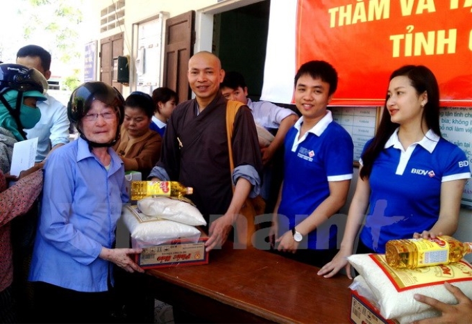 Đoàn cứu trợ Giáo hội Phật giáo Việt Nam thăm, tặng quà ngư dân bị ảnh hưởng vụ cá chết bất thường ở xã Hải Ninh, huyện Quảng Ninh, Quảng Bình. (Ảnh: Vietnam+)