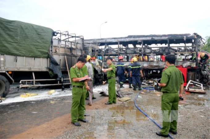 Hiện trường vụ tai nạn giao thông khiến 12 người chết tại Bình Thuận đang được các cơ quan chức năng khẩn trương xử lý, khắc phục hậu quả. Ảnh: Nguyễn Thanh/TTXVN