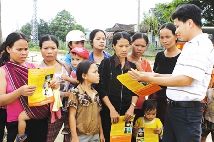 Tuyên truyền, vận động đồng bào thực hiện các biện pháp phòng, chống dịch bệnh. Ảnh: XUÂN QUANG