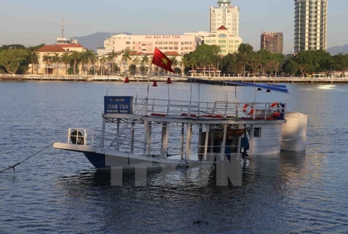 Chiếc tàu bị nạn đã được kéo nổi lên và đưa vào gần bờ sông Hàn. (Ảnh: Trần Lê Lâm/TTXVN)