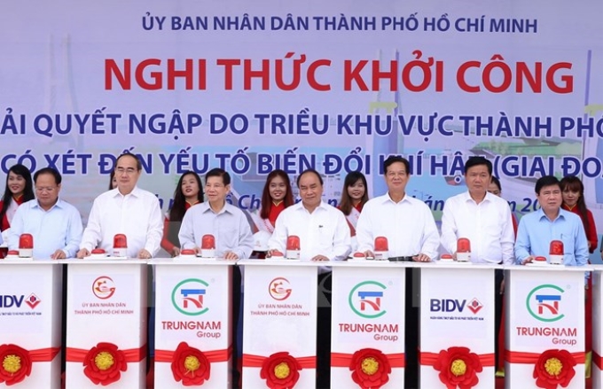 Thủ tướng Nguyễn Xuân Phúc và các đại biểu thực hiện nghi thức bấm nút khởi công. (Ảnh: Thống Nhất/TTXVN)