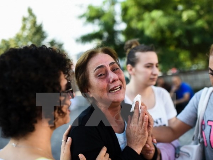 Nỗi đau mất mát của người nhà nạn nhân sau vụ tấn công. (Nguồn: AFP/TTXVN)