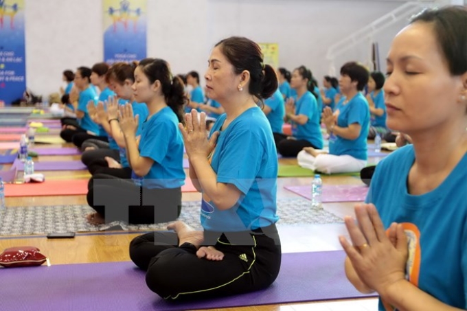 Đồng diễn Yoga hưởng ứng Ngày Quốc tế Yoga tại Thành phố Hồ Chí Minh, ngày 18/6. (Ảnh: TTXVN)