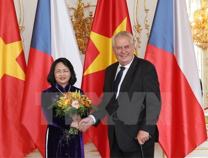 Tổng thống Cộng hòa Séc Miloš Zeman tiếp Phó Chủ tịch nước Đặng Thị Ngọc Thịnh. (Ảnh: TTXVN)