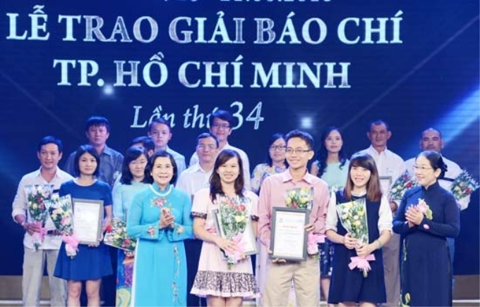 Đại diện lãnh đạo Thành uỷ TP.HCM trao giải thưởng cho các tác giả.