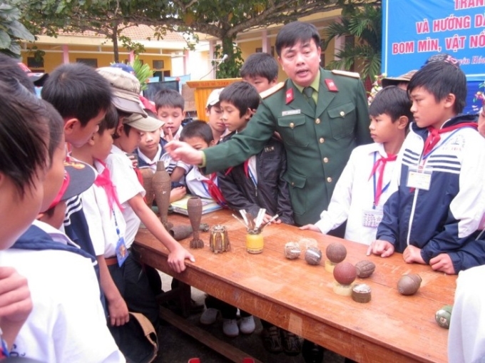 Hướng dẫn các em học sinh cách phòng tránh hậu quả của bom mìn.