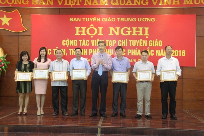 Khen thưởng các cá nhân đã có nhiều cộng tác tin, bài đối với Tạp chí trong năm 2015 và 05 tháng đầu năm 2016.