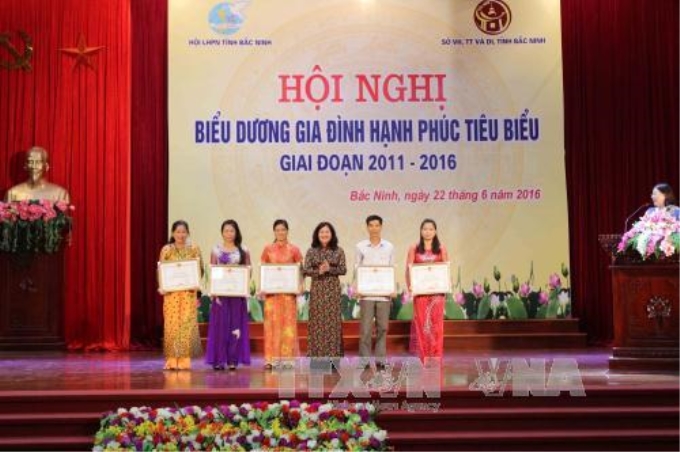 Trong ảnh: Bà Nguyễn Thị Hà, Phó Bí thư tỉnh Bắc Ninh (thứ 3 từ phải sang) trao Bằng khen cho các tập thể có nhiều thành tích trong xây dựng gia đình văn hóa. Ảnh: Thanh Thương – TTXVN