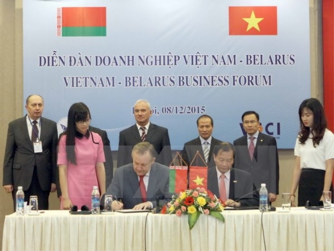 Lễ ký kết hợp tác giữa đại diện VCCI và Phòng Thương mại và Công nghiệp Belarus. (Ảnh minh họa: Tuấn Anh/TTXVN)