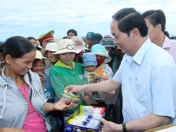 Chủ tịch nước Trần Đại Quang đến thăm hỏi và tặng quà cho bà con ngư dân khu phố Phú Thọ 3, phường Hoà Hiệp Trung, huyện Đông Hoà. (Ảnh: Nhan Sáng/TTXVN)