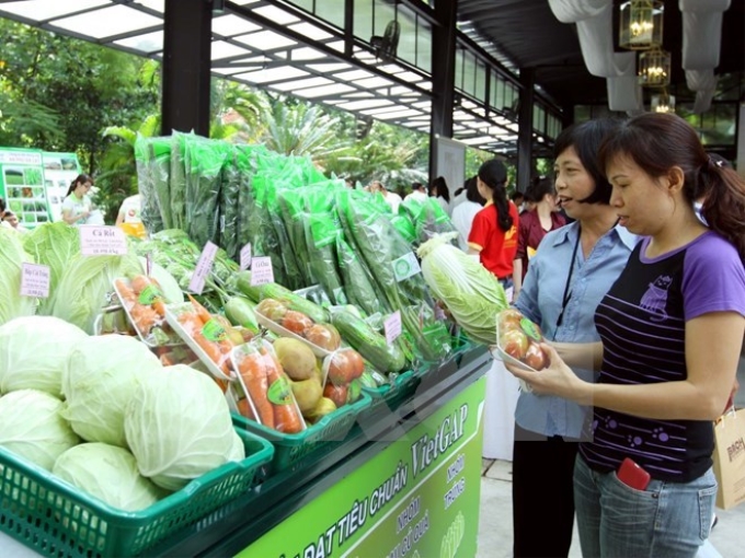 Người tiêu dùng lựa chọn sản phẩm theo tiêu chuẩn VietGap. (Ảnh: Thanh Vũ/TTXVN)