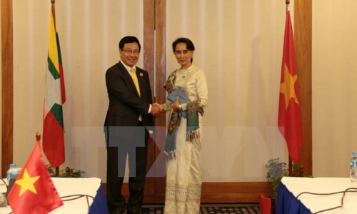 Phó Thủ tướng Phạm Bình Minh hội kiến với bà Aung San Suu Kyi