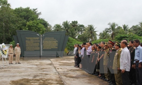 Dâng hương tưởng niệm tại nghĩa trang liệt sỹ Liên quân Lào-Việt