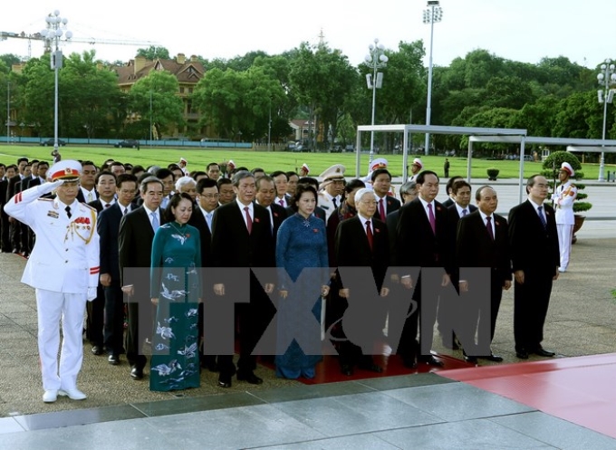 Đoàn đại biểu Quốc hội do Tổng Bí thư Nguyễn Phú Trọng dẫn đầu đã đến đặt vòng hoa và vào Lăng viếng Chủ tịch Hồ Chí Minh. (Ảnh: TTXVN)